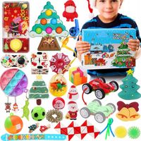 Kalendarz adwentowy dla dzieci wypełniony zabawkami na Boże Narodzenie