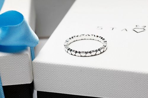 srebrny pierścionek z serduszkami na Arena.pl