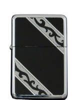 Srebrna Zapalniczka Benzynowa z Wzorem po Rogach Czarnym na Srebrnym