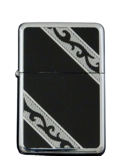 Srebrna Zapalniczka Benzynowa z Wzorem po Rogach Czarnym na Srebrnym na Arena.pl