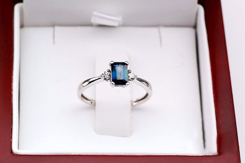 pierścionek z białego złota z szafirem i brylantami na Arena.pl