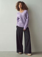 Liliowy - Sweter dzianinowy o luźnym kroju, prążkowany, z dekoltem w serek