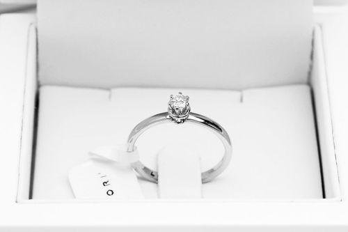 piękny pierścionek zaręczynowy z diamentem 0.15ct na Arena.pl