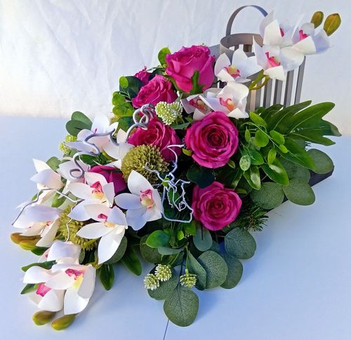 Stroik na grób z lampionem LED i orchideami białymi, elegancka dekoracja na Arena.pl