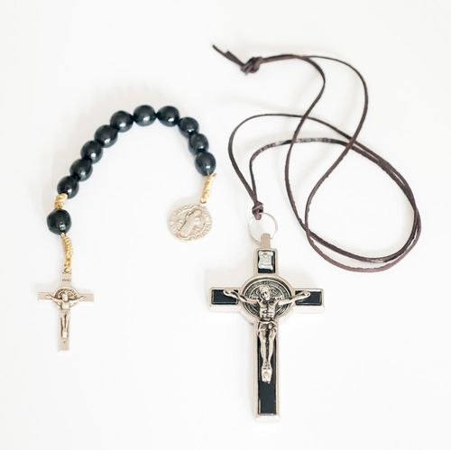 KRZYŻYK METALOWY CZARNY ŚW Benedykta 4,5 x 8cm /dziesiątka drewniana 2 w 1 na Arena.pl