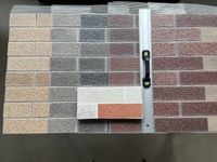 Próbki kolorystyczne cegieł AMK na siatce