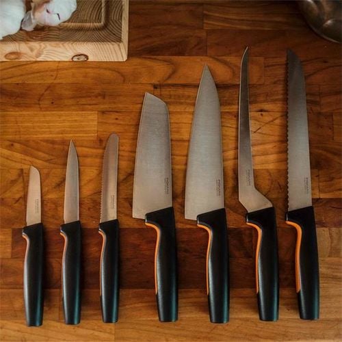 FISKARS NÓŻ TYPU SANTOKU DO SIEKANIA 1057536 na Arena.pl