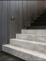 Jasne półmatowe szare płytki na schody 100x30 ŻYŁKI - komplet schodowy