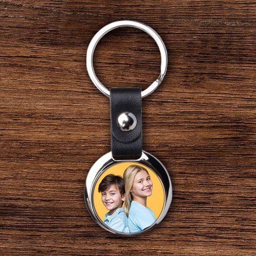 Okrągły metalowy brelok z czarnym paskiem z Twoim zdjęciem na Arena.pl
