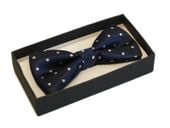 Elegancka mucha męska granatowa w białe kropki