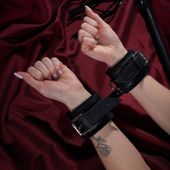 skórzane kajdanki z welurem handcuffs sessuale 01ay01