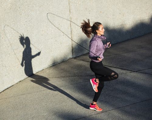 SKAKANKA BOKSERSKA Z OBCIĄŻENIEM OBROTOWYMI GŁOWICAMI REGULOWANA WYTRZYMAŁA na Arena.pl