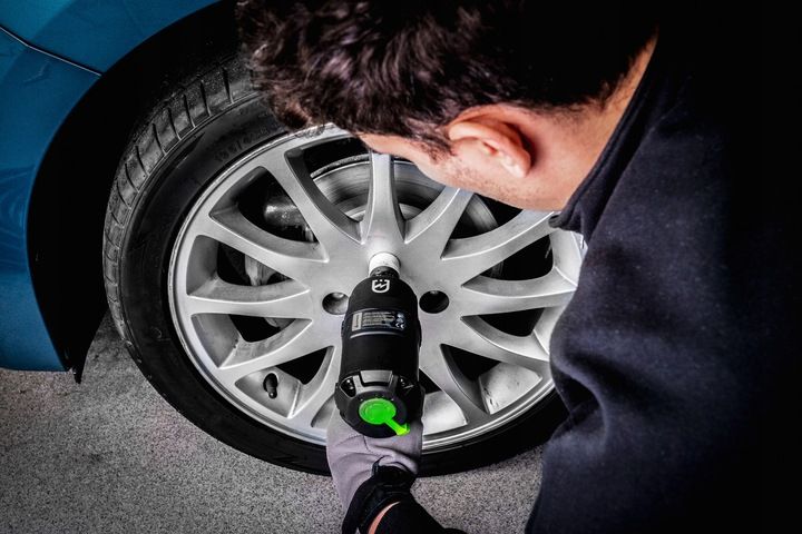 KLUCZ UDAROWY PNEUMATYCZNY KOMPOZYTOWY Z UDAREM DO KÓŁ 1560 Nm 1/2" zdjęcie 9