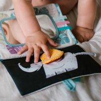 BABYONO DWUSTRONNA KSIĄŻECZKA SENSORYCZNA KONTRASTOWA DLA NIEMOWLĄT SAFARI