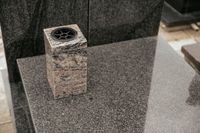 Ekskluzywny Wazon Granitowy na Grób Wazon na Pomnik (Himalaya) 28cm