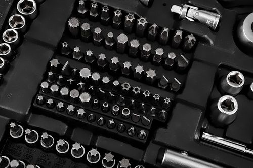 NEO TOOLS Zestaw Kluczy Nasadowych 220 el. 1/2" 3/8" 1/4" Walizka Stal CrV na Arena.pl