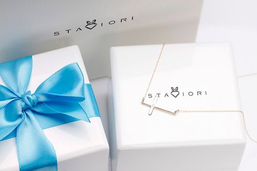 złoty naszyjnik celebrytka z krzyżykiem - długość regulowana na Arena.pl