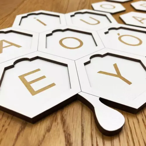 Samogłoski - plaster miodu na Arena.pl