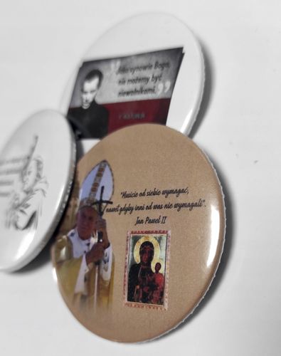 Metalowe Przypinki Butony Z NADRUKIEM RELIGIJNE 56 mm z agrafką na Arena.pl