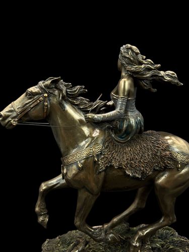 CELTYCKA BOGINI KONI RHIANNON VERONESE  (WU77287A4) na Arena.pl