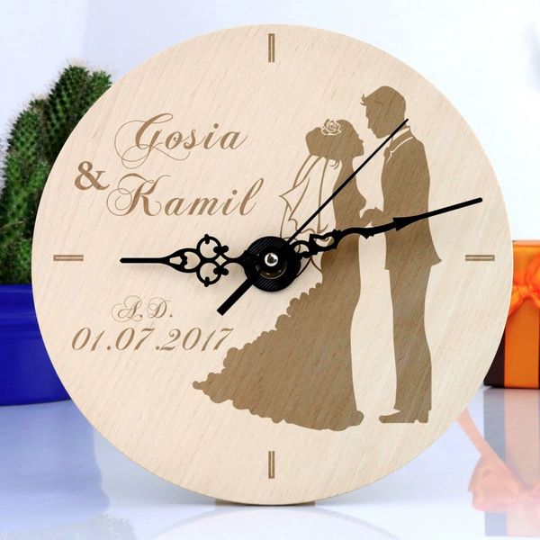 Дарить часы маме. Часы настенные на свадьбу. Часы на свадьбу молодоженам из дерева. Часы из дерева для мамы. Часы на свадьбу фанеры.