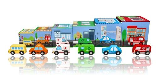 Piramida z kubeczków z pojazdami na Arena.pl