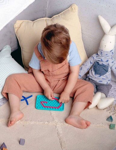 zabawka sensoryczna Wiggly czerwony na Arena.pl