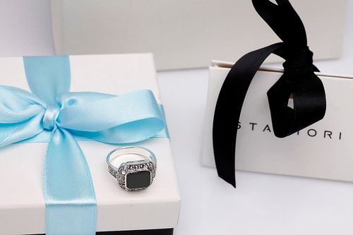 srebrny elegancki pierścionek z onyksem i markazytami na Arena.pl