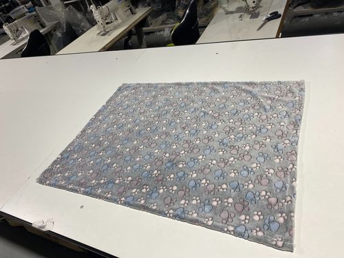 koc polarowy 100x70 cm łapy ciemne na Arena.pl