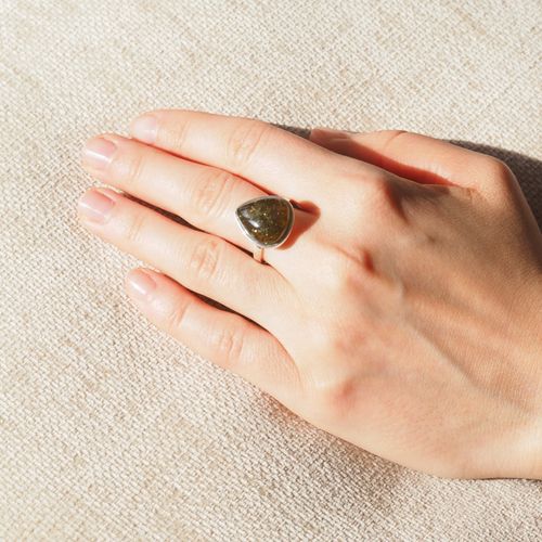 Pierścionek regulowany z Granatem Zielonym w srebrze. na Arena.pl