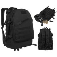 czarny plecak militarny zawieszony na regulowanych szelkach, trzykomorowy