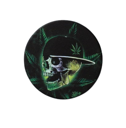 Grinder Młynek do Tytoniu Zielona Czaszka w Czapce, Liście Konopi w Tle na Arena.pl