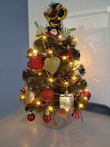 Choinka sztuczna mała ubrana na pniu z jutą i dekoracjami LED 45cm na Arena.pl