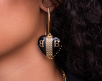 Kolczyki czarne serca z literkami BB z kolekcji Heart Harmony