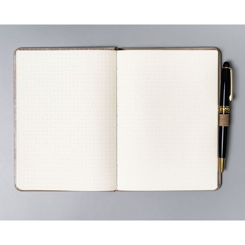 beżowy notes w formacie b6 zadrukowany w kropki, wyposażony na Arena.pl