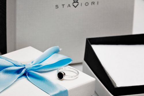 pierścionek srebrny z naturalnym szafirem na Arena.pl