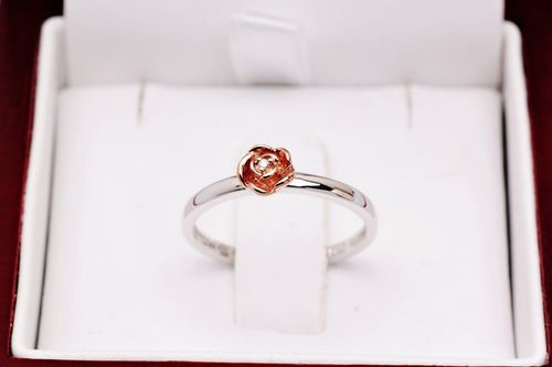 pierścionek różyczka z białego złota z diamentem na Arena.pl