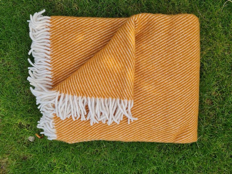 Koc z wełny nowozelandzkiej MAGDA 150x200 diagonalny miodowy zdjęcie 2