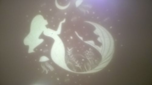 Lampka nocna z projektorem i zegarem - ecru/beż na Arena.pl