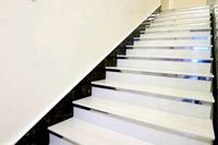 Schody z marmuru 100x30 SREBRNA LISTWA podstopień