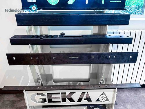 Zaawansowane centrum obróbcze CNC metalu wiercenia gwintowania znakowania na Arena.pl