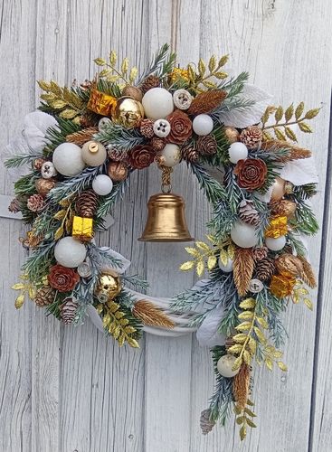 Elegancki wianek świąteczny 45 cm ze złotym dzwonkiem i ozdobami na Arena.pl