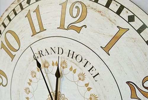 Zegar ścienny Grand Hotel kremowy 60 cm na Arena.pl