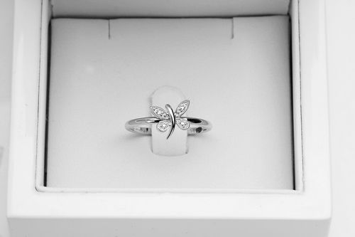 pierścionek motylek z białego złota z diamentem na Arena.pl
