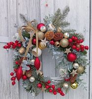 Wianek świąteczny 40 cm z kokardą, szyszkami i dekoracjami