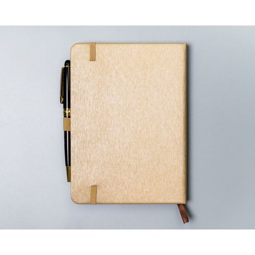 beżowy notes w formacie b6 zadrukowany w kropki, wyposażony na Arena.pl