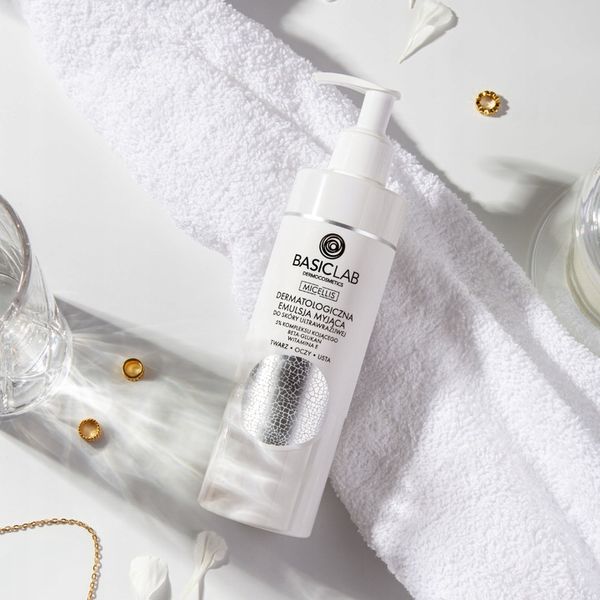 BasicLab Dermatologiczna Emulsja Myjąca do Skóry Ultrawrażliwej 300 ml zdjęcie 2