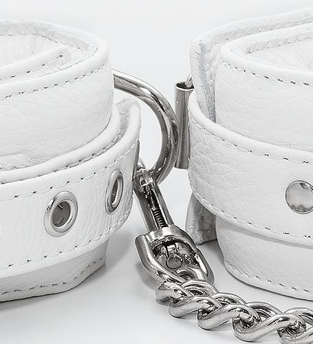 Solidne białe kajdany - skóra na Arena.pl