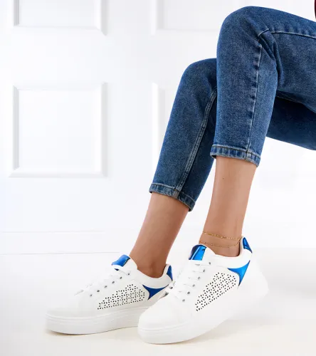 Białe sneakersy z niebieskimi wstawkami na platformie Remmi 37 na Arena.pl