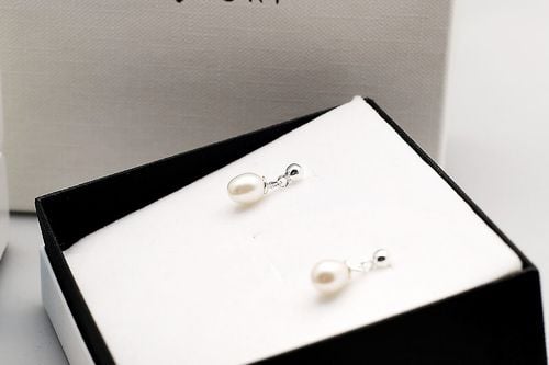 srebrne wiszące kolczyki z perłą na Arena.pl